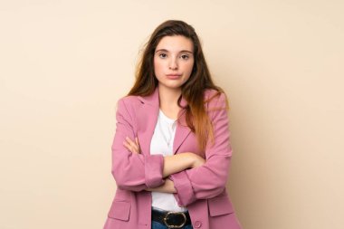 Ceketli, esmer genç bir kız izole edilmiş bir geçmişi var.