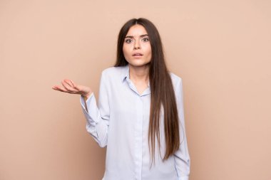 Izole arka plan üzerinde genç kadın şüphe jest yapma