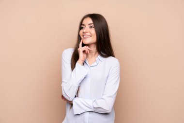 Izole arka plan üzerinde genç kadın bakarken bir fikir düşünme