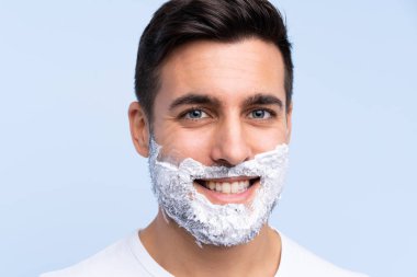 Genç yakışıklı adam izole arka plan üzerinde sakalTıraş