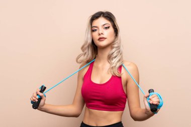 İp atlama konusunda izole edilmiş genç bir kız.