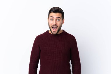 Sakallı yakışıklı bir genç, soyutlanmış, beyaz bir geçmişi var ve yüzünde sürpriz bir ifade var.