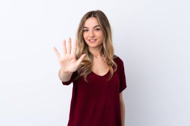 Genç kadın üzerinde izole beyaz arka plan beş sayım ile parmaklar