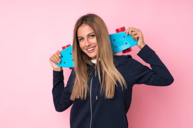 Paten kayan genç, sarışın bir kadın.