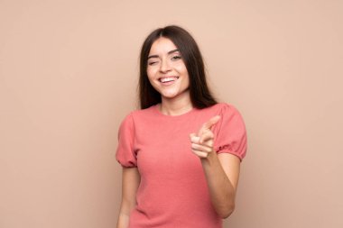 Tecrit edilmiş genç bir kadın sana işaret ediyor.