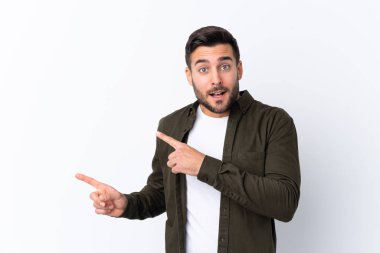 Sakallı yakışıklı bir genç, soyutlanmış beyaz bir geçmişi var. Korkmuş ve bir tarafı işaret ediyor.