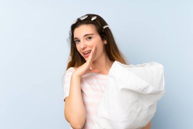 Mavi arka planda pijamalı genç bir kadın bir şeyler fısıldıyor.