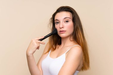 Geçmişinde makyaj fırçası olan esmer bir kız.