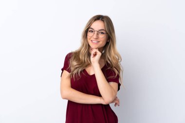 Gözlüklü ve gülümseyen, izole beyaz arka planı olan genç bir kadın.