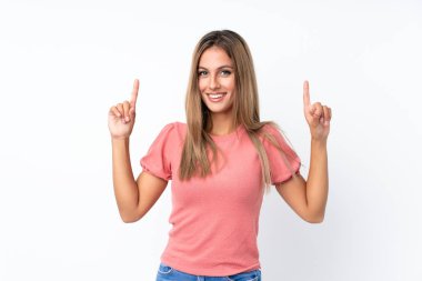 İzole edilmiş beyaz arka planı olan genç sarışın kadın harika bir fikre işaret ediyor.