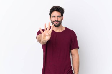 Sakallı, yakışıklı, soyutlanmış beyaz bir geçmişi olan mutlu ve parmakları olan dört kişi sayan genç bir adam.