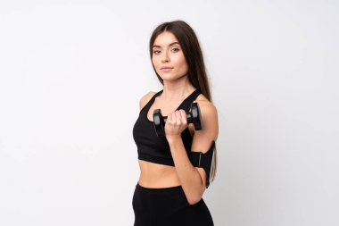 Genç bayan izole edilmiş beyaz arka planda halter yapıyor.