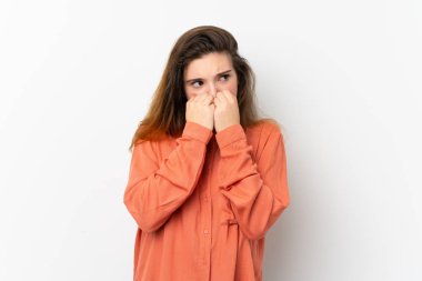 Genç esmer kız, soyutlanmış beyaz arka planda gergin ve korkmuş, elleriyle suni teneffüs yapıyor.