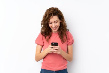 Tecrit edilmiş genç ve güzel bir kadın cep telefonuyla mesaj gönderiyor.