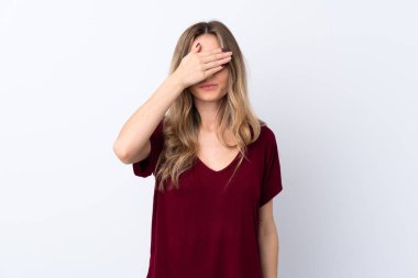 İzole edilmiş beyaz arka planı olan genç bir kadın gözlerini elleriyle kapatıyor. Bir şey görmek istemiyorum.