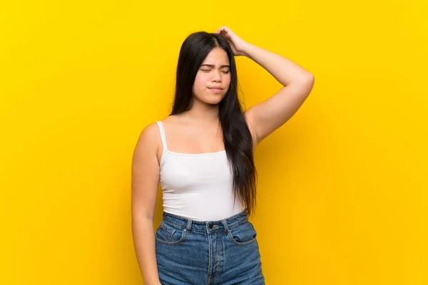 Jong Tiener Aziatisch Meisje Geïsoleerde Geel Achtergrond Met Twijfels Terwijl — Stockfoto