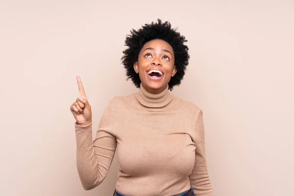 Afrikaans Amerikaanse Vrouw Geïsoleerde Achtergrond Wijzend Verrast — Stockfoto