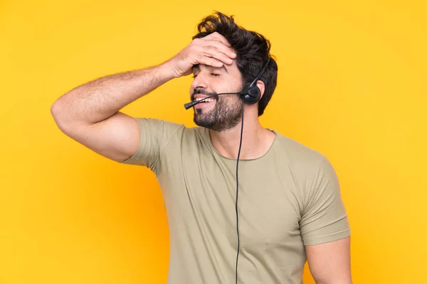 Telemarketer Mann Arbeitet Mit Einem Headset Über Isoliertem Gelben Hintergrund — Stockfoto