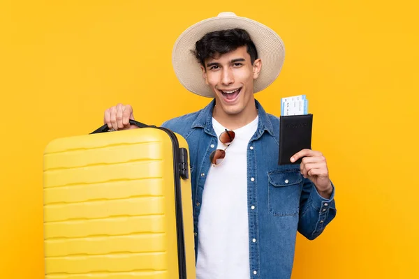 Jonge Argentijnse Man Geïsoleerde Gele Achtergrond Vakantie Met Koffer Paspoort — Stockfoto