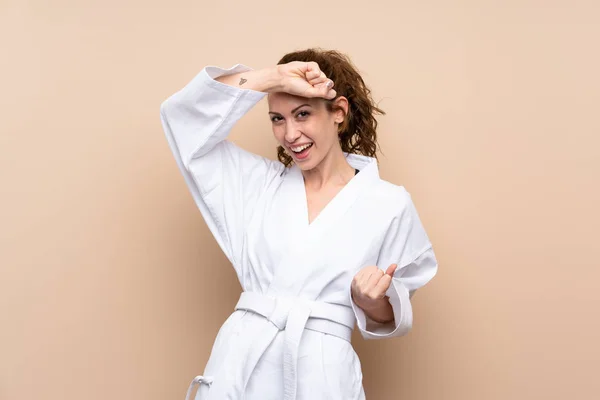 Junge Frau macht Karate vor isoliertem Hintergrund — Stockfoto