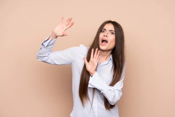 Jovem Mulher Sobre Fundo Isolado Nervoso Assustado — Fotografia de Stock