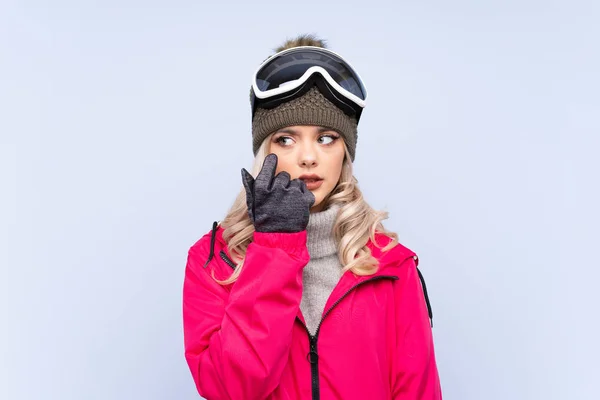 Sciatore Adolescente Ragazza Con Occhiali Snowboard Isolato Sfondo Blu Nervoso — Foto Stock
