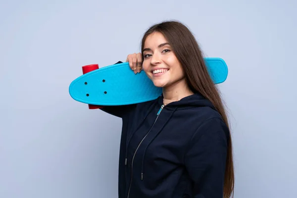 Jovem Mulher Sobre Isolado Fundo Azul Com Skate — Fotografia de Stock