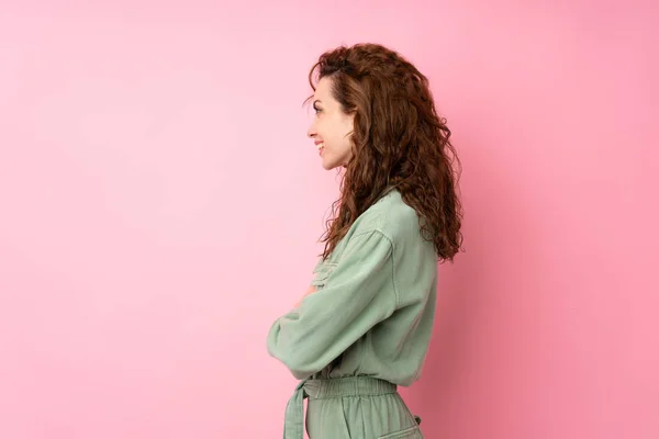 Jovem Bonita Mulher Sobre Isolado Fundo Rosa Posição Lateral — Fotografia de Stock