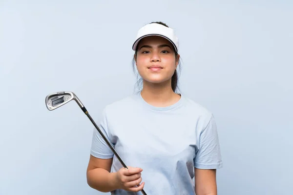 Jonge Golfer Aziatisch Meisje Geïsoleerde Blauwe Achtergrond — Stockfoto