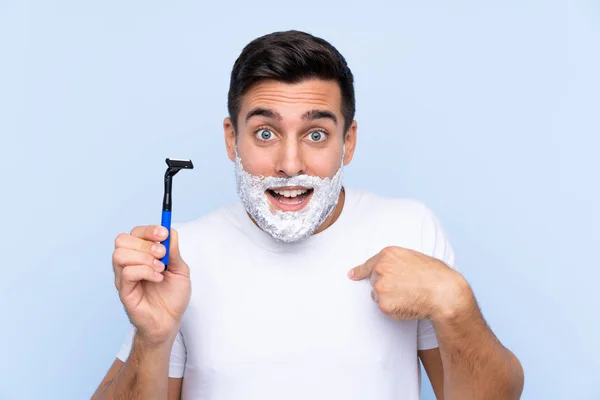 Jovem Bonito Homem Barbear Sua Barba Sobre Fundo Isolado Com — Fotografia de Stock