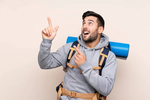 Jovem Montanhista Homem Com Uma Grande Mochila Sobre Fundo Isolado — Fotografia de Stock