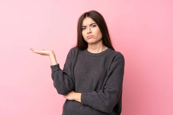 Ung Kvinna Över Isolerad Rosa Bakgrund Olycklig För Att Inte — Stockfoto