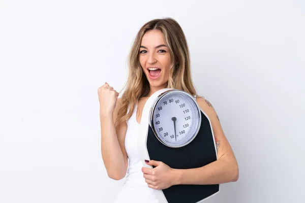 Jonge Vrouw Geïsoleerde Witte Achtergrond Met Weegmachine Het Doen Van — Stockfoto