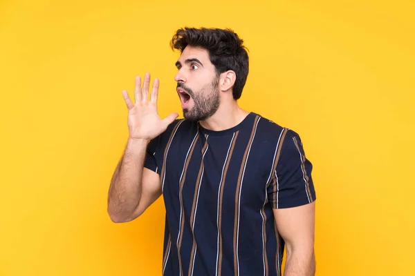 Joven Hombre Guapo Con Barba Sobre Fondo Amarillo Aislado Gritando — Foto de Stock