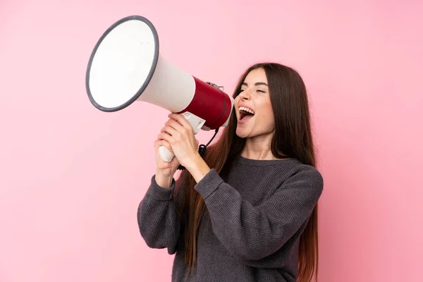 Mujer Joven Sobre Fondo Rosa Aislado Gritando Través Megáfono —  Fotos de Stock