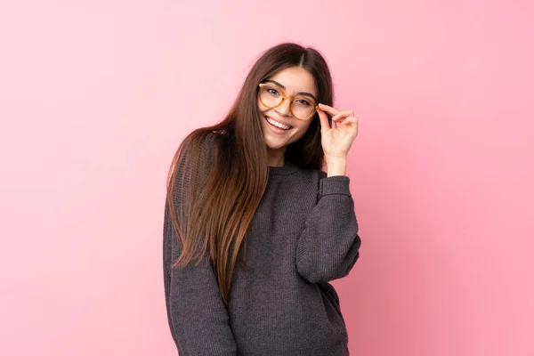 Junge Frau Über Isoliertem Rosa Hintergrund Mit Brille Und Glücklich — Stockfoto