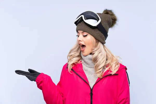 Skier Nastolatka Dziewczyna Okulary Snowboardowe Odizolowanym Niebieskim Tle Gospodarstwa Copyspace — Zdjęcie stockowe
