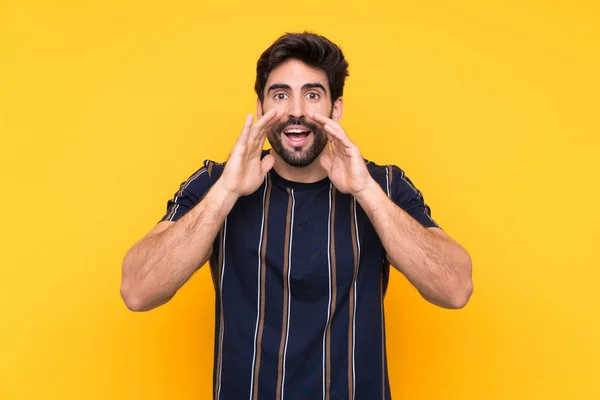 Joven Hombre Guapo Con Barba Sobre Fondo Amarillo Aislado Gritando — Foto de Stock