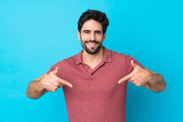 Joven Hombre Guapo Con Barba Sobre Fondo Azul Aislado Orgulloso —  Fotos de Stock