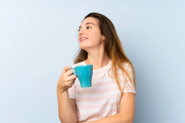 Mladá Brunetka Dívka Drží Šálek Kávy Přes Izolované Pozadí — Stock fotografie