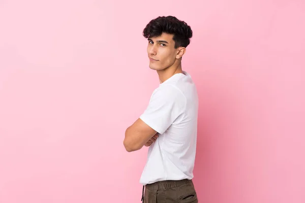 Молодой Аргентинский Мужчина Изолированном Розовом Фоне — стоковое фото