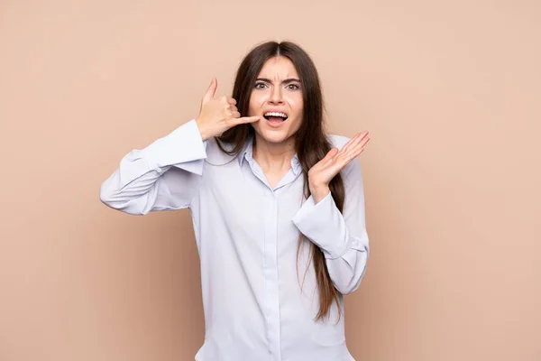 Jovem Mulher Sobre Fundo Isolado Fazendo Gesto Telefone Duvidar — Fotografia de Stock