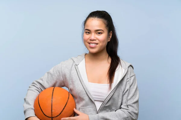 Jonge Aziatische Meisje Spelen Basketbal Geïsoleerde Achtergrond — Stockfoto