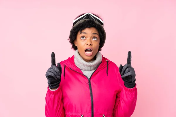 Afrikanisch Amerikanische Skifahrerin Mit Snowboardbrille Über Isoliertem Rosa Hintergrund Die — Stockfoto