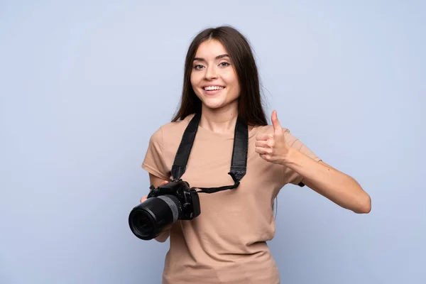 Jeune Femme Sur Fond Bleu Isolé Avec Appareil Photo Professionnel — Photo