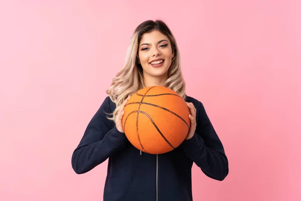 Ragazza Adolescente Isolato Sfondo Rosa Con Palla Basket — Foto Stock