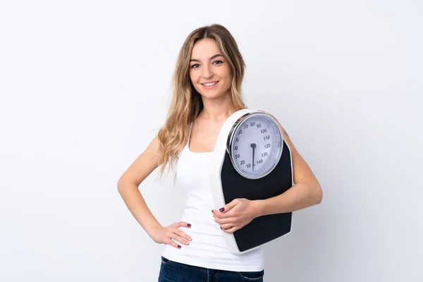 Jovem Sobre Fundo Branco Isolado Com Máquina Pesagem — Fotografia de Stock