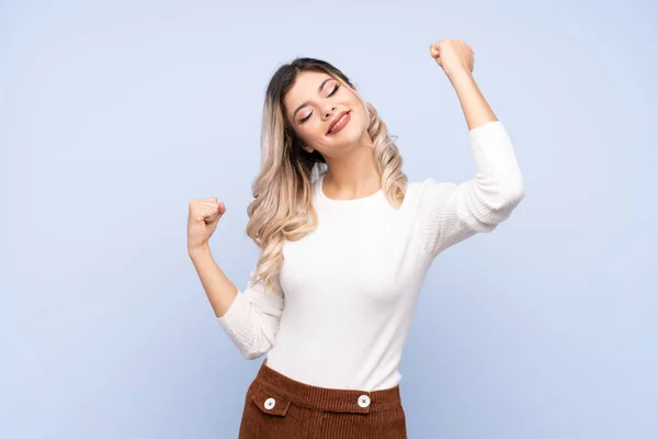 Jong Tiener Meisje Geïsoleerde Blauwe Achtergrond Vieren Een Overwinning — Stockfoto