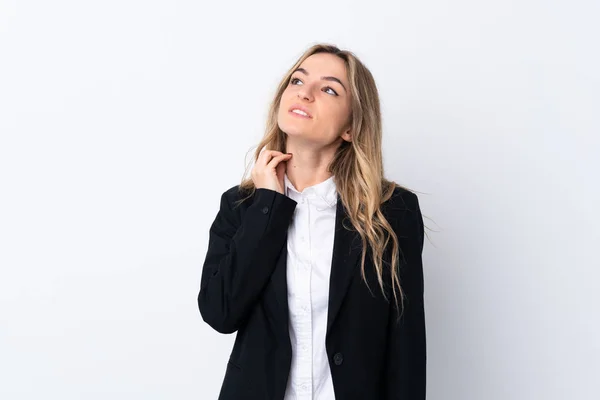 Junge Geschäftsfrau Mit Isoliertem Weißen Hintergrund Denkt Eine Idee Nach — Stockfoto
