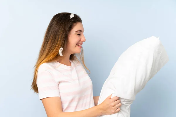 Jovem Mulher Pijama Sobre Fundo Azul Isolado Com Expressão Feliz — Fotografia de Stock